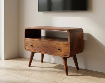 Mobile porta TV mini curvo color castagno – Legno massello di mango con cassetto e ripiano a giorno / Disponibile in UE