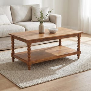 Puede incluir: Una mesa de centro rectangular de madera con una superficie lisa y un estante inferior para almacenamiento. La mesa se apoya en cuatro patas con un diseño torneado en forma de bobina. La madera tiene un acabado marrón medio cálido.