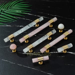 Knopp i kristallsten: Rosa och vita lådhandtag i mässing, dekorativa handtag