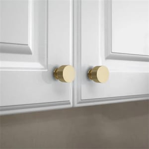 Puede incluir: Una taza de cer&aacute;mica blanca con un asa negra y el texto "But First, Coffee" en negrita negra. La taza est&aacute; sobre una superficie de madera. La taza mide aproximadamente 10 cm de alto.