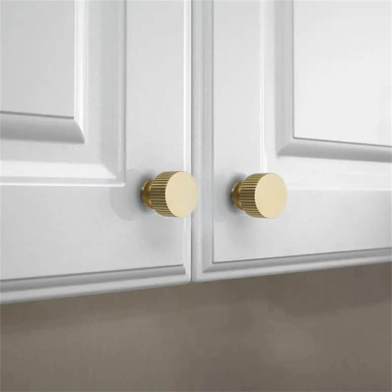 Puede incluir: Una taza de cer&aacute;mica blanca con un asa negra y el texto "But First, Coffee" en negrita negra. La taza est&aacute; sobre una superficie de madera. La taza mide aproximadamente 10 cm de alto.