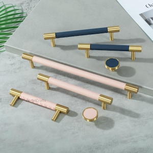 Puede incluir: Juego de herrajes para armarios con tiradores de lat&oacute;n y detalles en azul marino y rosa. El juego incluye tiradores de barra y pomos redondos. Los tiradores tienen una textura similar al cuero. Para muebles y decoraci&oacute;n del hogar.