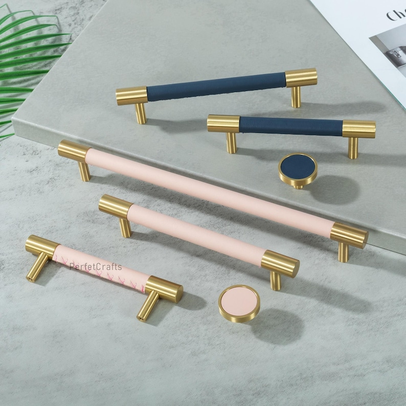 Puede incluir: Juego de herrajes para armarios con tiradores de lat&oacute;n y detalles en azul marino y rosa. El juego incluye tiradores de barra y pomos redondos. Los tiradores tienen una textura similar al cuero. Para muebles y decoraci&oacute;n del hogar.