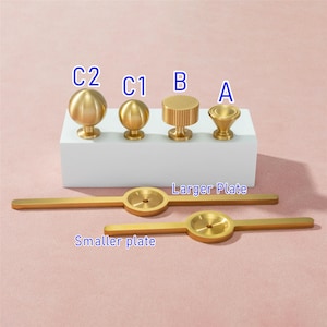 Puede incluir: Un letrero de madera r&uacute;stico con la frase "Welcome to our home" en un estilo manuscrito. El letrero presenta un acabado envejecido y un dise&ntilde;o sencillo y acogedor, perfecto para una entrada.