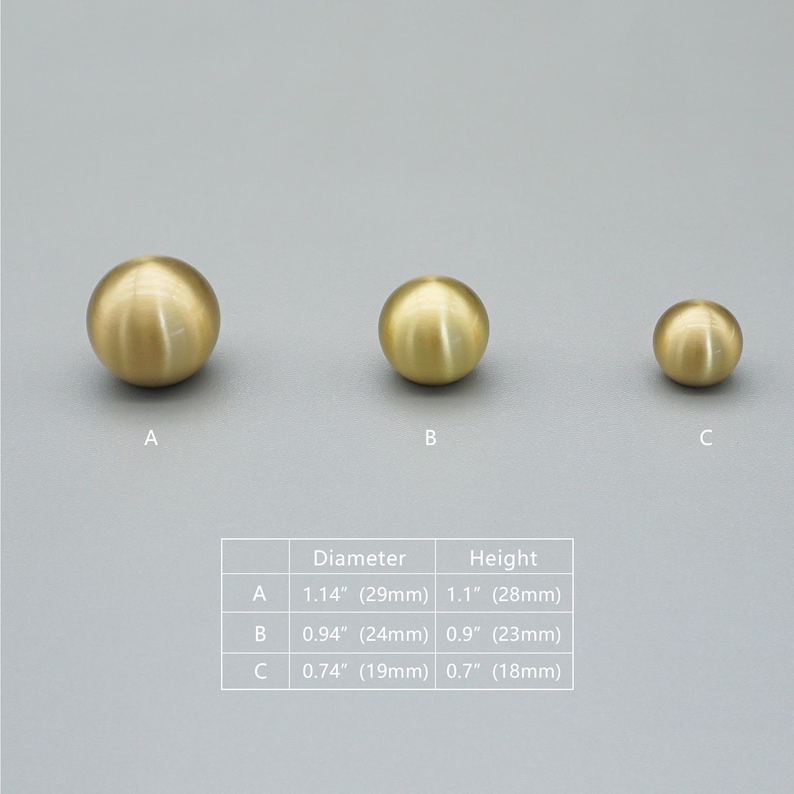 Op de afbeelding: Drie messingkleurige, bolvormige kastknoppen in verschillende maten. De grootste knop, gemarkeerd met A, heeft een diameter van 29 mm en een hoogte van 28 mm. De kleinste knop, gemarkeerd met C, heeft een diameter van 19 mm en een hoogte van 18 mm. Een tabel toont de afmetingen.