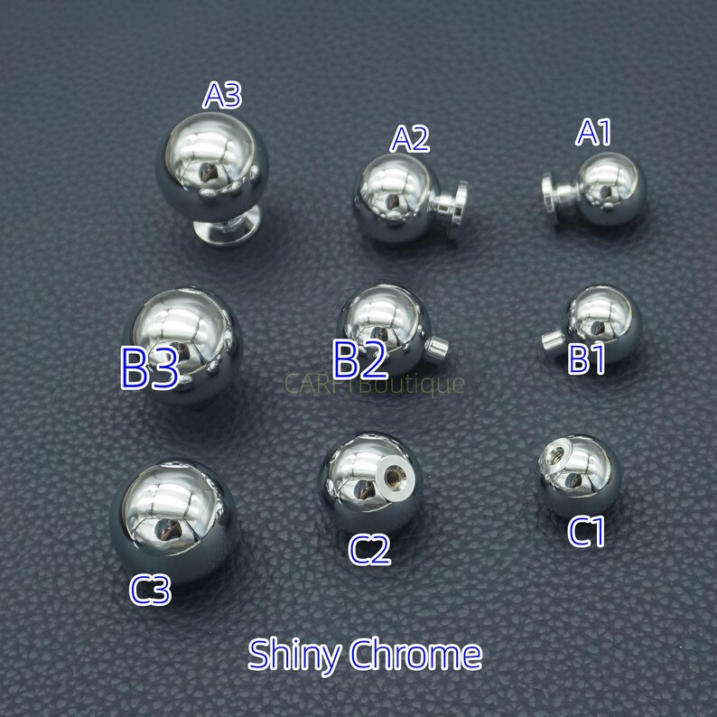 Puede incluir: Una colecci&oacute;n de componentes esf&eacute;ricos de metal cromado brillante, cada uno con un dise&ntilde;o &uacute;nico. Los componentes incluyen varios tama&ntilde;os y estilos, como bolas con v&aacute;stagos, agujeros roscados y una base de pedestal. El texto "Shiny Chrome" se muestra en la parte inferior.