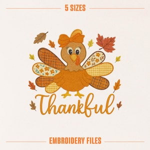 Puede incluir: Un diseño de bordado que muestra un pavo marrón con un lazo en la cabeza, rodeado de hojas de otoño en tonos naranja, amarillo y marrón. El pavo tiene alas estampadas y la palabra Thankful está escrita debajo. Texto: 5 SIZES EMBROIDERY FILES.