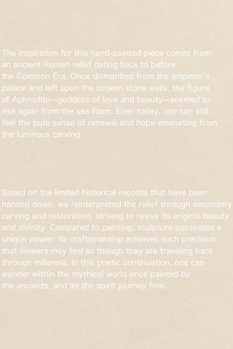 K&ouml;nnte beinhalten: Text auf beigem Hintergrund. Der Text beschreibt die Inspiration f&uuml;r ein handgemaltes St&uuml;ck aus einem antiken r&ouml;mischen Relief, die Figur der Aphrodite und den Prozess der Neuinterpretation des Reliefs durch Schnitzen und Restaurierung.