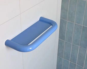 Estantería de pared ancha danesa de acero inoxidable azul, almacenamiento tubular redondeado para baño.