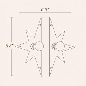 K&ouml;nnte beinhalten: Zwei sternf&ouml;rmige T&uuml;rschilder mit zentralen Kn&ouml;pfen, die jeweils drei Schraubenl&ouml;cher aufweisen. Das Diagramm zeigt eine Breite von 6,0 Zoll und eine H&ouml;he von 6,8 Zoll. Das Design ist symmetrisch mit scharfen, spitzen Kanten und einem runden Knopf in der Mitte.