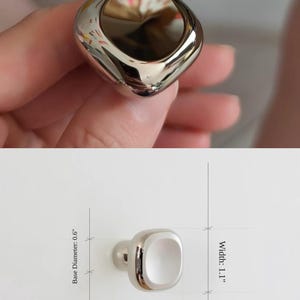 Puede incluir: Un pomo de mueble plateado pulido con forma cuadrada redondeada. El pomo tiene un ancho de 2,79 cm, una altura de 2,79 cm y un di&aacute;metro de base de 1,52 cm, seg&uacute;n se indica en el diagrama t&eacute;cnico incluido en la imagen.