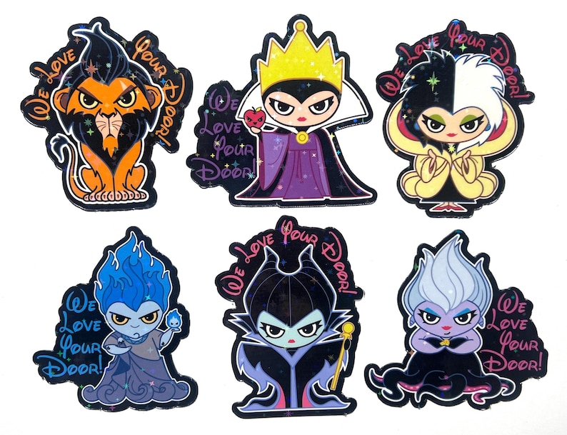 Puede incluir: Conjunto de seis pegatinas de villanos de Disney. Cada pegatina presenta un personaje diferente, incluyendo a Scar, la Reina Malvada, Cruella de Vil, Hades, Mal&eacute;fica y &Uacute;rsula. Las pegatinas tienen el texto "We Love Your Door!" en una fuente decorativa.