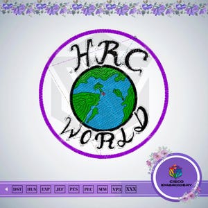 Puede incluir: Un diseño bordado circular con el texto "HRC WORLD" en escritura negra, que rodea un globo terráqueo con océanos azules y continentes verdes. El diseño está enmarcado por un círculo morado y un borde floral.
