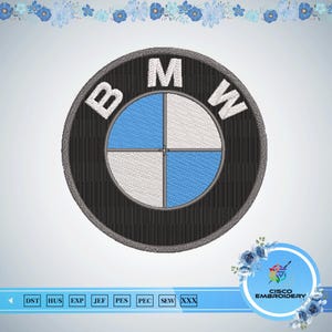 Può includere: Una toppa ricamata circolare che raffigura il logo BMW con un anello esterno nero, lettere bianche e un design centrale a quadranti in blu e bianco alternati. Il disegno presenta una trama di filo visibile e un bordo grigio.