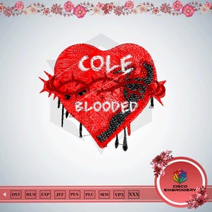 Puede incluir: Un diseño en forma de corazón rojo con las palabras "COLE BLOODED" en blanco. Una corona de espinas está envuelta alrededor del corazón. Gotas negras emanan de la parte inferior del corazón. El diseño está rodeado por un borde floral y un logotipo.