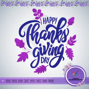 Könnte beinhalten: Ein Stickmuster mit dem Text HAPPY THANKSGIVING DAY in dunkelblauer Schreibschrift. Das Design ist von violetten Blättern und einer floralen Bordüre am oberen Rand umgeben. Ein kreisförmiges Logo von Cisco Embroidery befindet sich unten rechts.