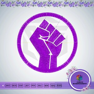 Puede incluir: Un puño morado levantado en un círculo, un símbolo de solidaridad y resistencia. El diseño está sobre un fondo claro con detalles florales. La imagen incluye el texto "CISCO EMBROIDERY".