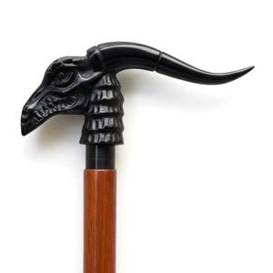 Pode incluir: Uma bengala com uma pega em forma de cabeça de dragão. A pega é preta e apresenta uma cabeça de dragão detalhada com chifres. O eixo é de cor castanha escura. A bengala está sobre um fundo branco.