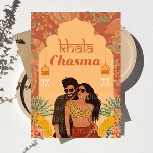 Op de afbeelding: Geïllustreerde uitnodigingskaart met de tekst "Khala Chasma" in oranje script. De kaart toont een stel met zonnebrillen tegen een bloemen- en paisley-achtergrond. Decoratieve elementen zijn hangende lantaarns en bloemmotieven.