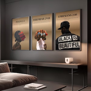 Op de afbeelding: Drie ingelijste kunstdrukken met inspirerende citaten en afbeeldingen. De eerste print toont een persoon met een rood masker, de tweede een vuist met ringen en de derde een persoon met een jas met "BLACK IS BEAUTIFUL".