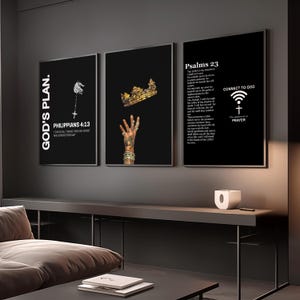 Könnte beinhalten: Drei gerahmte schwarze Wandkunstwerke. Das linke Kunstwerk trägt den Text "GOD'S PLAN" und "PHILIPPIANS 4:13". Das mittlere Kunstwerk zeigt eine Hand, die nach einer goldenen Krone greift. Das rechte Kunstwerk trägt den Text "Psalms 23" und "CONNECT TO GOD".