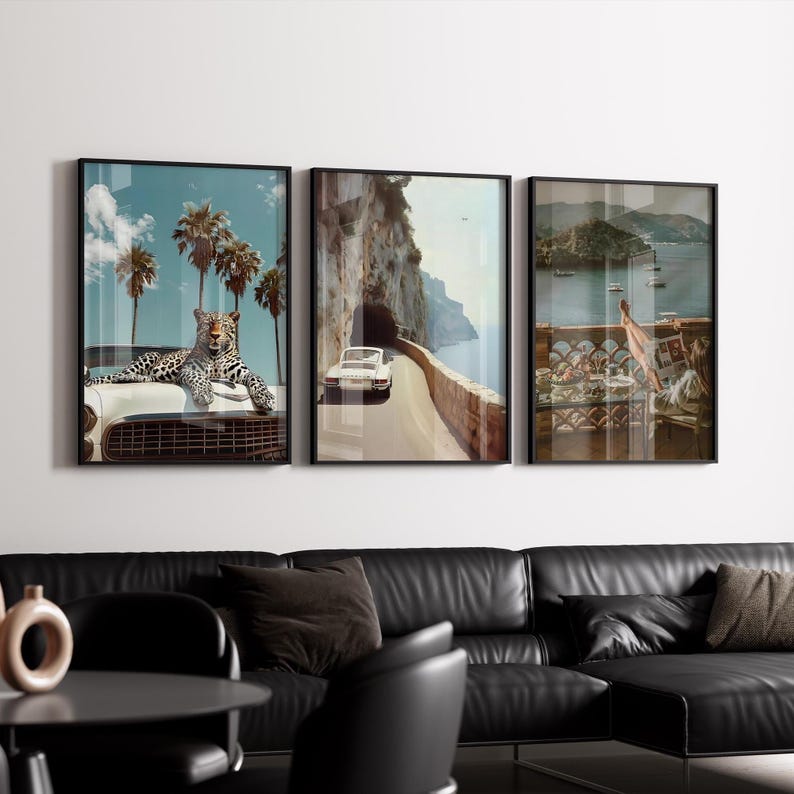 K&ouml;nnte beinhalten: Set aus drei gerahmten Kunstdrucken. Der erste Druck zeigt einen Leoparden auf einem wei&szlig;en Auto mit Palmen und blauem Himmel. Der zweite Druck zeigt ein wei&szlig;es Auto auf einer K&uuml;stenstra&szlig;e. Der dritte zeigt eine K&uuml;stenlandschaft mit Booten.