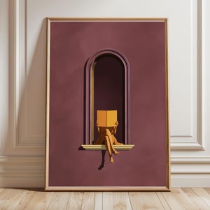 Può includere: Una stampa artistica incorniciata con uno sfondo bordeaux scuro e una finestra ad arco centrale. Una figura siede sul davanzale, tenendo un libro giallo aperto davanti al viso, con le gambe che penzolano nella luce.
