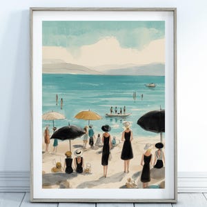 Puede incluir: Impresión en acuarela de una escena de playa con figuras vestidas con vestidos y sombreros negros, algunas bajo sombrillas. La obra representa un paisaje costero sereno con un barco en el agua y montañas en la distancia. La impresión está enmarcada.