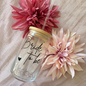 Personalisiertes Trinkglas "Bride to be" mit Namen | JGA Geschenk | Glas mit Bambusdeckel & Strohhalm | Geschenk für die zukünftige Braut