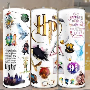 Może przedstawiać: Trzy białe kubki ze stali nierdzewnej z różnymi wzorami w stylu Harry'ego Pottera. Jeden z nich zawiera napis "Happiness can be found even in the darkest of times". Inne wzory to logo HP i herb Hogwartu.