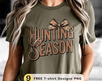 Puede incluir: Camiseta verde oliva con las palabras "HUNTING SEASON" en una fuente marrón texturizada y un lazo de camuflaje. La camiseta también presenta un gráfico de cuernos de ciervo y el texto "9 FREE T-shirt Designs PNG".