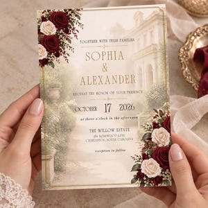 Könnte beinhalten: Eine rechteckige Hochzeitseinladungskarte mit cremefarbenem Hintergrund und einem blassen Bild eines herrschaftlichen Anwesens mit Gartenweg. Dunkelrote und weiße Rosen schmücken die obere linke und untere rechte Ecke. Goldener Text.