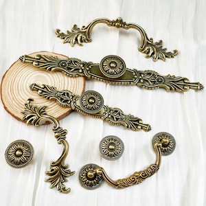 Poignées en laiton antique de style multiple Poignées de porte d'armoires de cuisine Boutons de placard Bouton de garde-robe simple Poignées de tiroir de commode 2,5 pouces