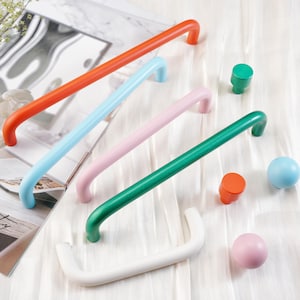 カラフルな引き出し取っ手、ドレッサーの引き出しハンドル、キッチン食器棚のノブ、キャビネットの取っ手、ドアハンドル、クローゼットのボールノブ、モダンなハードウェア