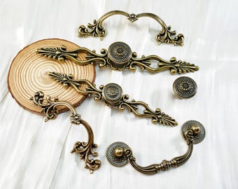 Poignées en laiton antique de style multiple Poignées de porte d'armoires de cuisine Boutons de placard Bouton de garde-robe simple Poignées de tiroir de commode 2,5 pouces