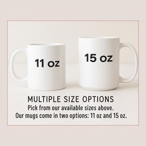 Peut inclure: Deux mugs en c&eacute;ramique blancs, l'un avec l'inscription "11 oz" et l'autre "15 oz". Le texte "MULTIPLE SIZE OPTIONS" et des d&eacute;tails suppl&eacute;mentaires sur les mugs se trouvent en dessous. Les mugs sont sur une surface blanche.