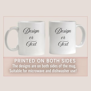 Peut inclure: Deux mugs en c&eacute;ramique blanche avec des anses incurv&eacute;es. Chaque mug porte l'inscription "Design or Text" en &eacute;criture noire. Le texte "PRINTED ON BOTH SIDES" et d'autres d&eacute;tails sont &eacute;galement visibles.