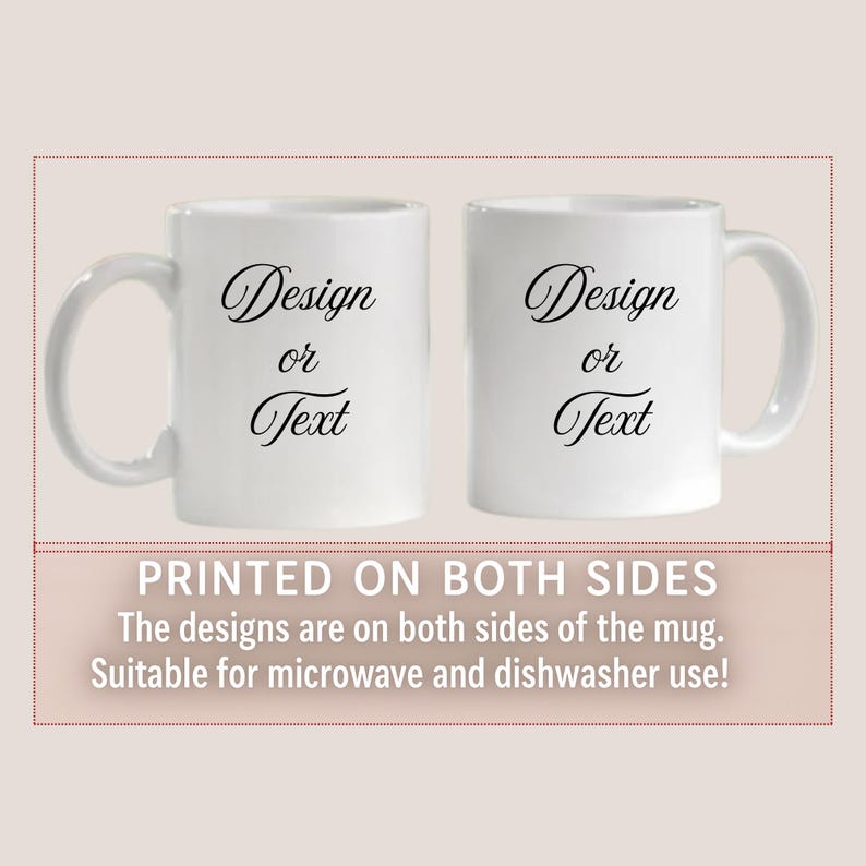 Peut inclure: Deux mugs en c&eacute;ramique blanche avec des anses incurv&eacute;es. Chaque mug porte l'inscription "Design or Text" en &eacute;criture noire. Le texte "PRINTED ON BOTH SIDES" et d'autres d&eacute;tails sont &eacute;galement visibles.