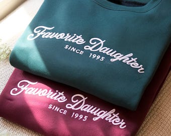 "Individuell besticktes Sweatshirt ""Lieblingstochter"", personalisiertes Geschenk."