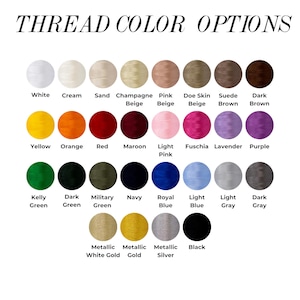 Może przedstawiać: Karta kolor&oacute;w przedstawiająca opcje kolor&oacute;w nici. U g&oacute;ry znajduje się tekst "THREAD COLOR OPTIONS". Karta przedstawia r&oacute;żne kolory nici, w tym biały, kremowy, beżowy, r&oacute;żowy, brązowy, ż&oacute;łty, pomarańczowy, czerwony, fioletowy, zielony, niebieski, szary i metaliczne.