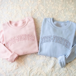 Könnte beinhalten: Rustikales Holzschild mit dem Text "Welcome to our home" in weißer Schrift. Das Schild hat eine Used-Optik und ein schlichtes, einladendes Design.