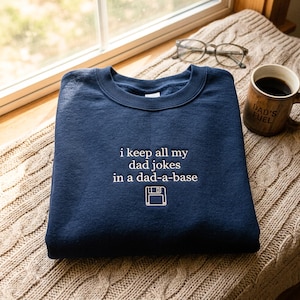 「I Keep All My Jokes In A Dad-A-Base」刺繍入りスウェットシャツ、おもしろパパシャツ、父の日シャツ、おもしろ父の日ギフト、最高のパパTシャツ