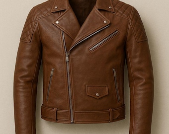 Könnte beinhalten: Braune Lederjacke im Biker-Stil mit diagonalem Reißverschluss, gesteppten Schulterpartien und mehreren Reißverschlusstaschen. Sie hat einen Reverskragen, einen Taillengürtel und eine taillierte Passform.