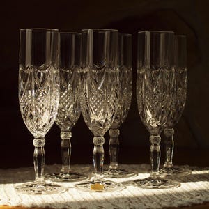 Puede incluir: Juego de tres tazas de cerámica con acabado mate moteado. Las tazas son de color crema, gris claro y gris oscuro. Cada taza tiene un diseño simple y minimalista, ideal para café o té.