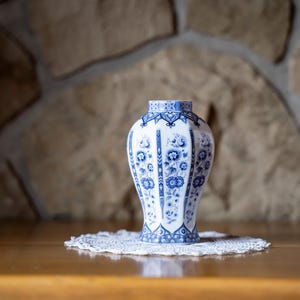 Vase espagnol vintage « Pirineo » | Porcelaine bleue et blanche | Vase floral hexagonal 18 cm | Décor méditerranéen de ferme | Formulaire 406/18