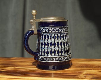 Jarra de cerveza alemana vintage de 0,5 L, de gres vidriado azul cobalto con tapa de peltre, estilo Westerwald, artículos de bar alemanes, diseño de rombos.