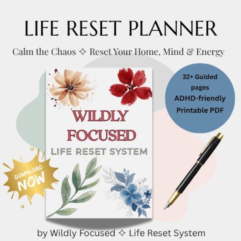 Puede incluir: Un planificador digital titulado "LIFE RESET PLANNER" con el texto "Calm the Chaos Reset Your Home, Mind & Energy". La portada del planificador presenta dise&ntilde;os florales de acuarela y las palabras "WILDLY FOCUSED LIFE RESET SYSTEM". Incluye un bol&iacute;grafo y un gr&aacute;fico "Descargar ahora".