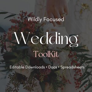Könnte beinhalten: Ein Hochzeitsstrauß mit weißen und rosa Blumen, roten Beeren und grünem Laub. Der Text "Wildly Focused Wedding ToolKit" ist in Weiß und Rosa dargestellt, darunter die Worte "Editable Downloads • Docs • Spreadsheets".