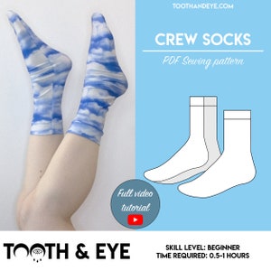 Könnte beinhalten: Ein PDF-Schnittmuster für Crew-Socken mit einem blauen und weißen Wolkenmuster. Das Schnittmuster beinhaltet ein vollständiges Video-Tutorial und ist für Anfänger geeignet. Das Schnittmuster benötigt 0,5 bis 1 Stunde zum Fertigstellen.