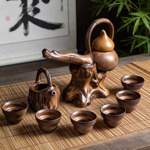 Puede incluir: Juego de tres tazas de cerámica con acabado mate moteado. Las tazas son de color crema, gris claro y gris oscuro. Diseño sencillo y minimalista, ideal para café o té.